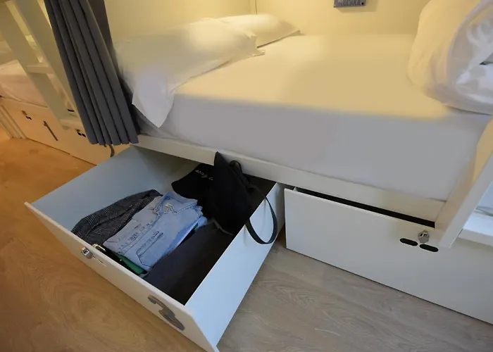 Room00 Ostello Lisbona